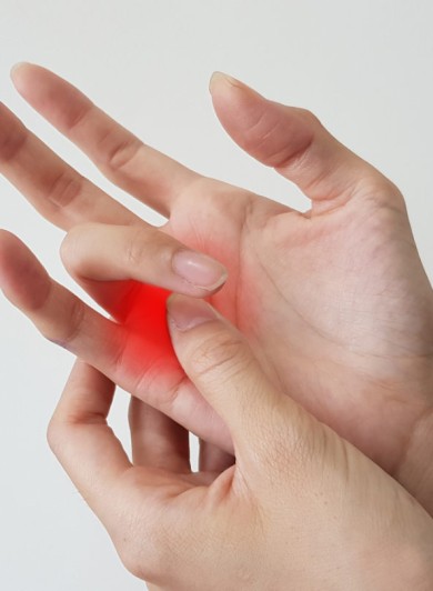 Patologie della mano: il dito a scatto